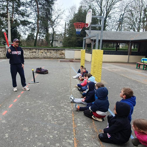 Des moments de jeux collectifs dans la cour des maternelles de l'école Saint-Patern de Louvigné-de-Bais