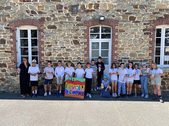 Départ des élèves de CM2 de l'école Saint-Patern à Louvigné-de-Bais pour le collège Sainte-Marie à Vitré