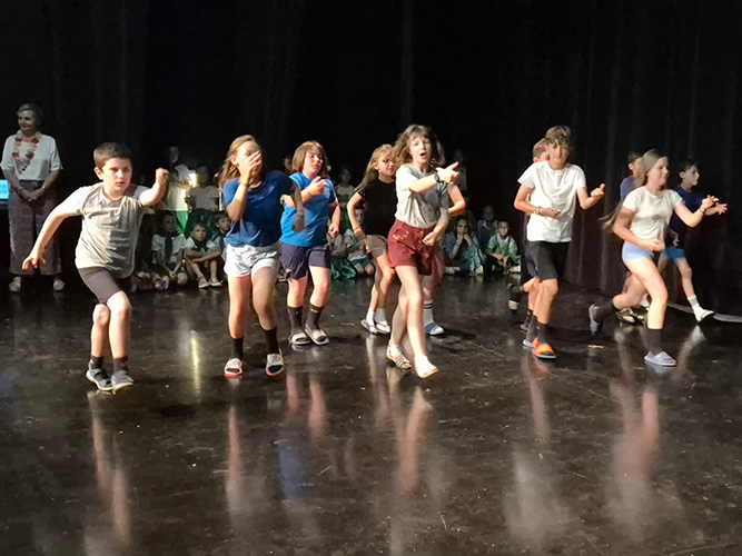 spectacle pour leur maîtresse lors de la kermesse